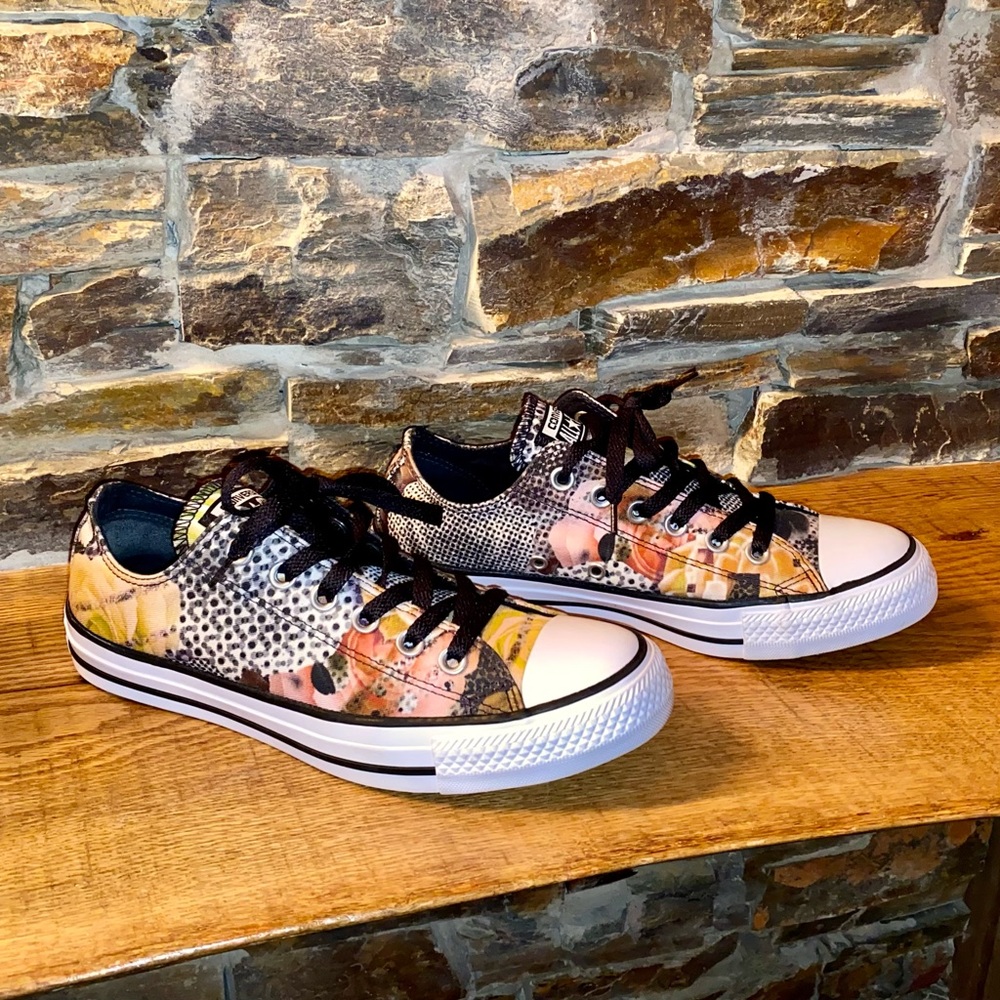 Super cute converse size 8